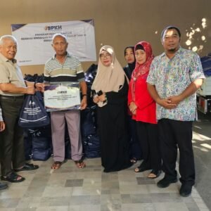 Rachmat Hidayat Serahkan 1.000 Paket Sembako Premium di Kota Mataram