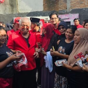 Dipimpin Rachmat Hidayat, Kader PDI Perjuangan Mataram Berbagi Ratusan Telur dan Vitamin di Kelurahan Monjok