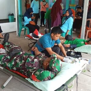 Anggota Koramil 1607-09/Utan Ikut Donor Darah Dalam Rangka HUT Kabupaten Sumbawa ke-65