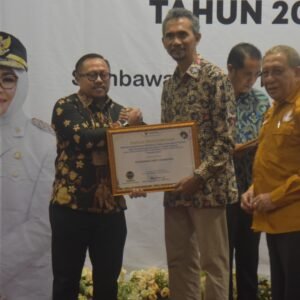 Raih Predikat Terbaik, Puskesmas Unit II Sumbawa Terima Penghargaan Penyelenggara Pelayanan Publik Tahun 2023