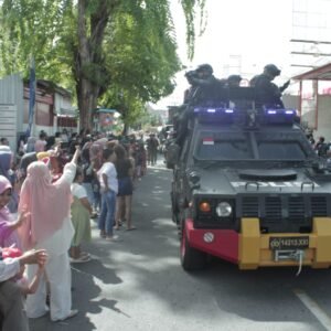 Brimob Jadi Perhatian Warga Saat Karnaval Budaya HUT ke 65 Kabupaten Sumbawa