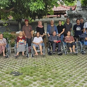 Rachmat Hidayat Berikan Kursi Roda untuk Umat Hindu di Kota Mataram