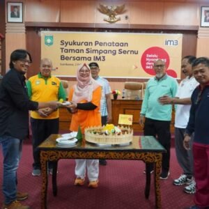 Pemda Sumbawa Gandeng IM3 Tata Taman Simpang Sernu
