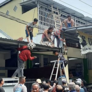 Perbaiki Atap Bocor, Seorang Warga Tersengat Listrik Bertegangan Tinggi