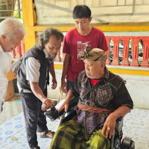 Rachmat Hidayat Antar Langsung Bantuan Kursi Roda Elektrik untuk Dalang Wayang Sasak
