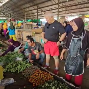 Begini Cara Rachmat Hidayat Menyapa Warga di Pasar Tradisional