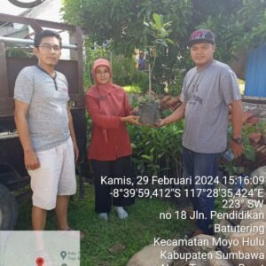 DLH Sumbawa Beri Bantuan Bibit untuk Kelompok Pelindung Mata Air