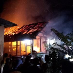 1 Unit Rumah Panggung di Desa Moyo Mekar Hangus Terbakar