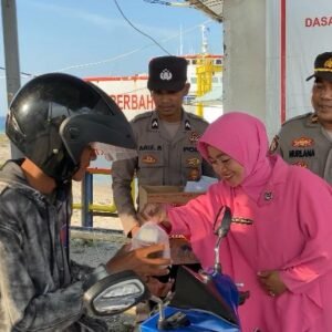 Personil Polsek dan Bhayangkari KPL Tano Berbagi Takjil di Pelabuhan
