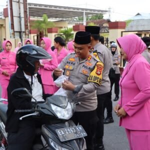 Polres Sumbawa dan Bhayangkari Bagikan Takjil Pada Pengguna Jalan