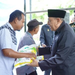 Bupati Sumbawa Serahkan Bantuan Bibit Jagung Tahap Pertama Kepada Petani