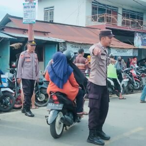 Polisi Urai Kemacetan di Pasar Alas