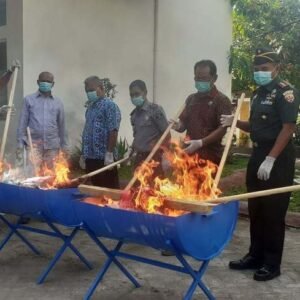 Kejari Sumbawa Musnahkan Barang Bukti dari 45 Perkara