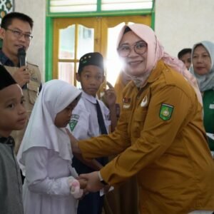 Wabup Sumbawa Serahkan Zakat, Infak, dan Sedekah Kepada Anak Yatim Tahun 2024