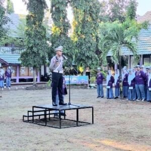 Hadir di SMAN 1 Sumbawa, Kasat Lantas Polres Sumbawa Sosialisasi Tertib Berlalu Lintas Kepada Pelajar