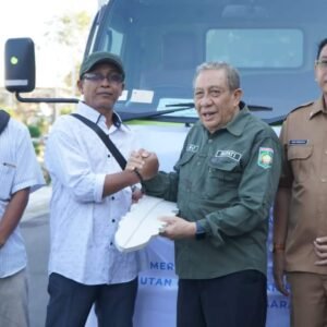 Bupati Sumbawa Serahkan Bantuan Truk Berpendingan untuk Poklahsar