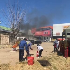 Dinas Damkartan Sumbawa Latih Petugas Kesehatan Cara Padamkan Kebakaran