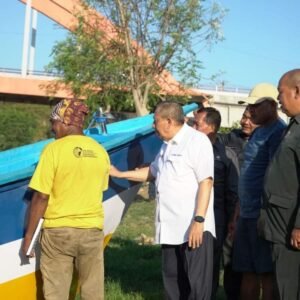 Bupati Sumbawa Serahkan Bantuan Bidang Perikanan Pada Nelayan