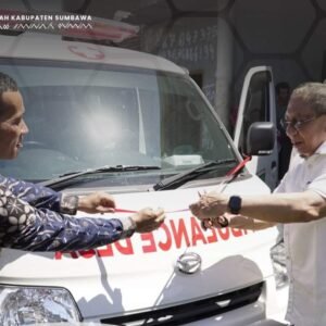 Bupati Serahkan 1 Unit Ambulan untuk Desa Marente