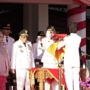 WAKIL BUPATI SUMBAWA MEMIMPIN UPACARA PENURUNAN BENDERA MERAH PUTIH HUT RI KE 79