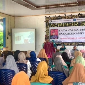 Mahasiswa KKL UNSA Desa Tatede Adakan Seminar Tata Cara Berpakaian Pangkenang Adat Sumbawa