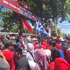 Masyarakat Berdesakan Antarkan Rafiq – Sahril Daftar ke KPU Sumbawa