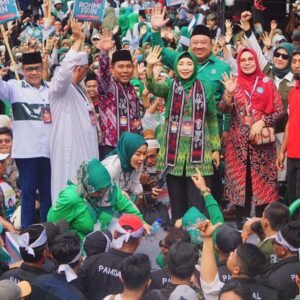 Belasan Ribu Masyarakat NTB Iringi Rohmi-Firin Mendaftar ke KPU