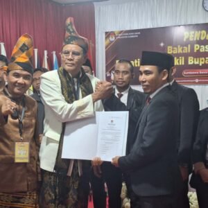 Daftar di KPU, Jarot – Ansori Komit Perkuat Jaringan untuk Akselerasi Pembangunan Sumbawa