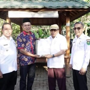 Demi Kepentingan Umum, Bupati Sumbawa Serahkan Tanah Hiba untuk Desa Karang Dima