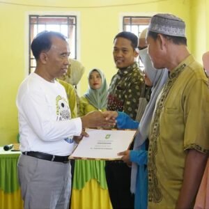 Pjs. Bupati Sumbawa Serahkan Insentif untuk Guru Ngaji, Imam Masjid dan Marbot di Kecamatan Tarano