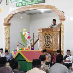 Hadiri Maulid Nabi di Moyo Hilir, Pjs Bupati Sumbawa Serahkan Insentif Keagamaan