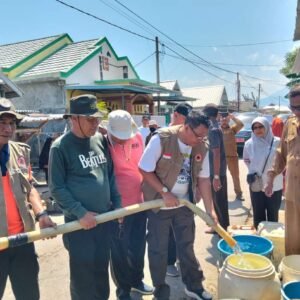 Pemda Sumbawa Salurkan 20.000 Liter Air Bersih di Desa Labuhan Mapin