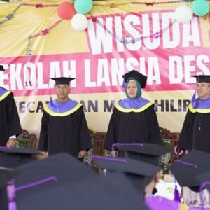 Pjs. Bupati Sumbawa Wisudakan 47 Siswa Sekolah Lansia Desa Labuhan Ijuk
