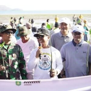 Jaga Ekosistem Pesisir, Pjs. Bupati Sumbawa Pimpin Penanaman Mangrove di Labuhan Teratak