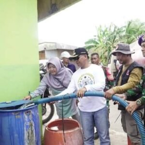 Pjs. Bupati Sumbawa Salurkan Air Bersih di Labuhan Teratak