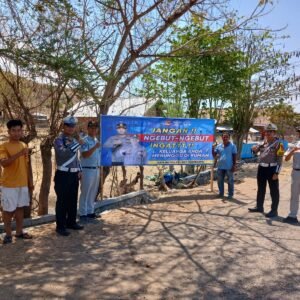 Tekan Angka Kecelakaan, Satlantas Polres Sumbawa Pasang Spanduk Himbauan Keselamatan Berlalu Lintas
