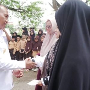 Pjs. Bupati Sumbawa Serahkan Bantuan Pendidikan kepada GTT dan Siswa SD