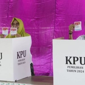 Wabup dan Keluarga Gunakan Hak Suara di TPS 12 Kelurahan Brang Bara