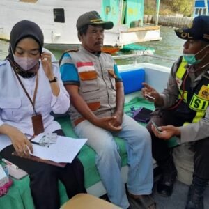 Sat Polairud Polres Sumbawa Adakan Klinik dan Perpustakaan Terapung di Pantai Goa