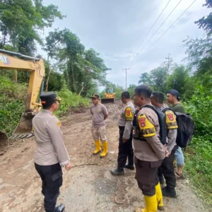 Kapolres Sumbawa Barat Pimpin Pembersihan Tanah Longsor di Jalan Raya Sekongkang – Tongo