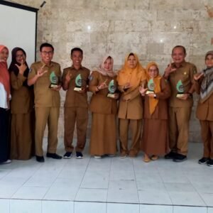 DLH Sumbawa Serahkan Penghargaan Sekolah Adiwiyata Kabupaten Tahun 2024