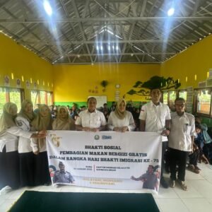 Peringati Hari Bhakti Imigrasi ke-75, Kanim Sumbawa Bagikan MBG di Sekolah Dasar