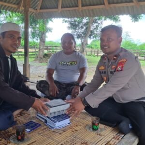 Kapolsek Labangka Serahkan Mushaf Iqro’ dan Al-Qur’an ke TPQ