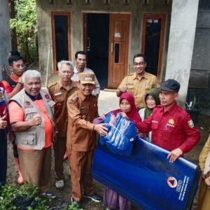 Serahkan Bantuan untuk Korban Banjir Serading, Wabup Minta Segera Normalisasi Sungai