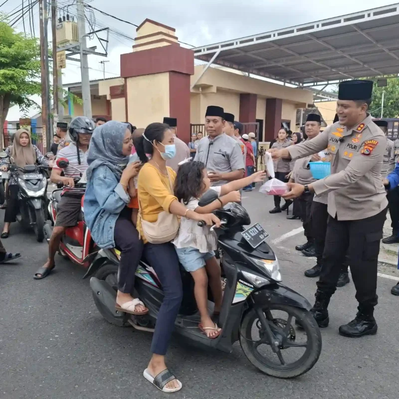 Wujud Polri untuk Masyarakat, Kapolres Sumbawa Bersama Media Berbagi Takjil
