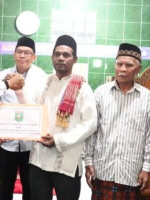 Bupati Sumbawa Serahkan Bantuan Rumah Ibadah di Karang Dima