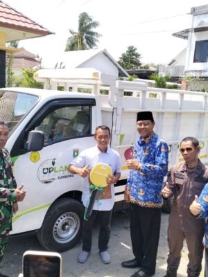 Bupati Sumbawa Serahkan Bantuan Alsintan Kepada Kelompok Tani