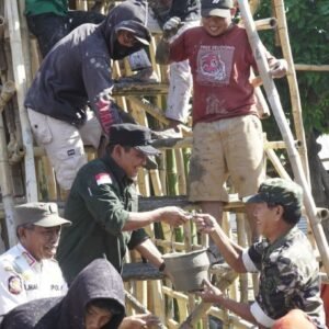 Wabup Sumbawa Tunjukan Semangat Gotong Royong Bersama Masyarakat