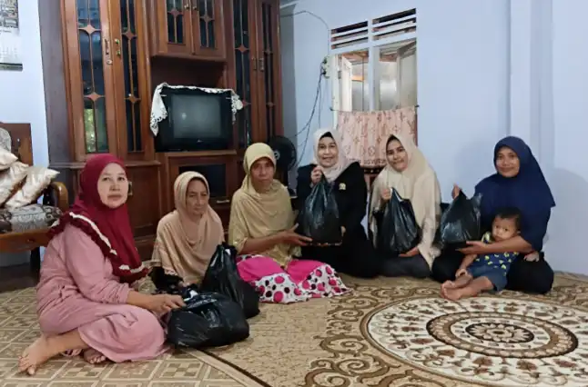 Fraksi PAN DPRD Sumbawa Bagikan Paket Pangan Sambut HUT ke-27