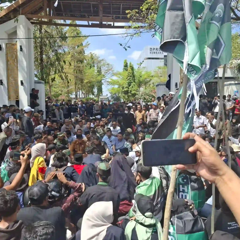 Aksi Unjuk Rasa di Sumbawa Berjalan Aman dan Damai